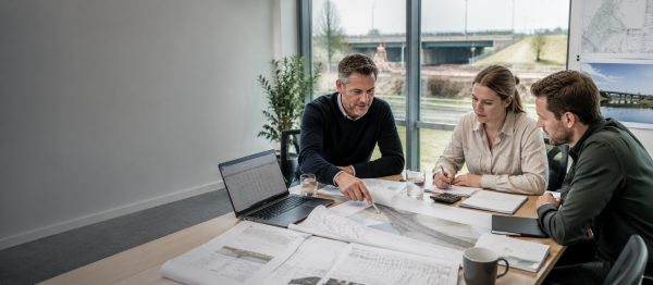 Bouwteam bespreekt gezamenlijk de kostenraming van een infraproject